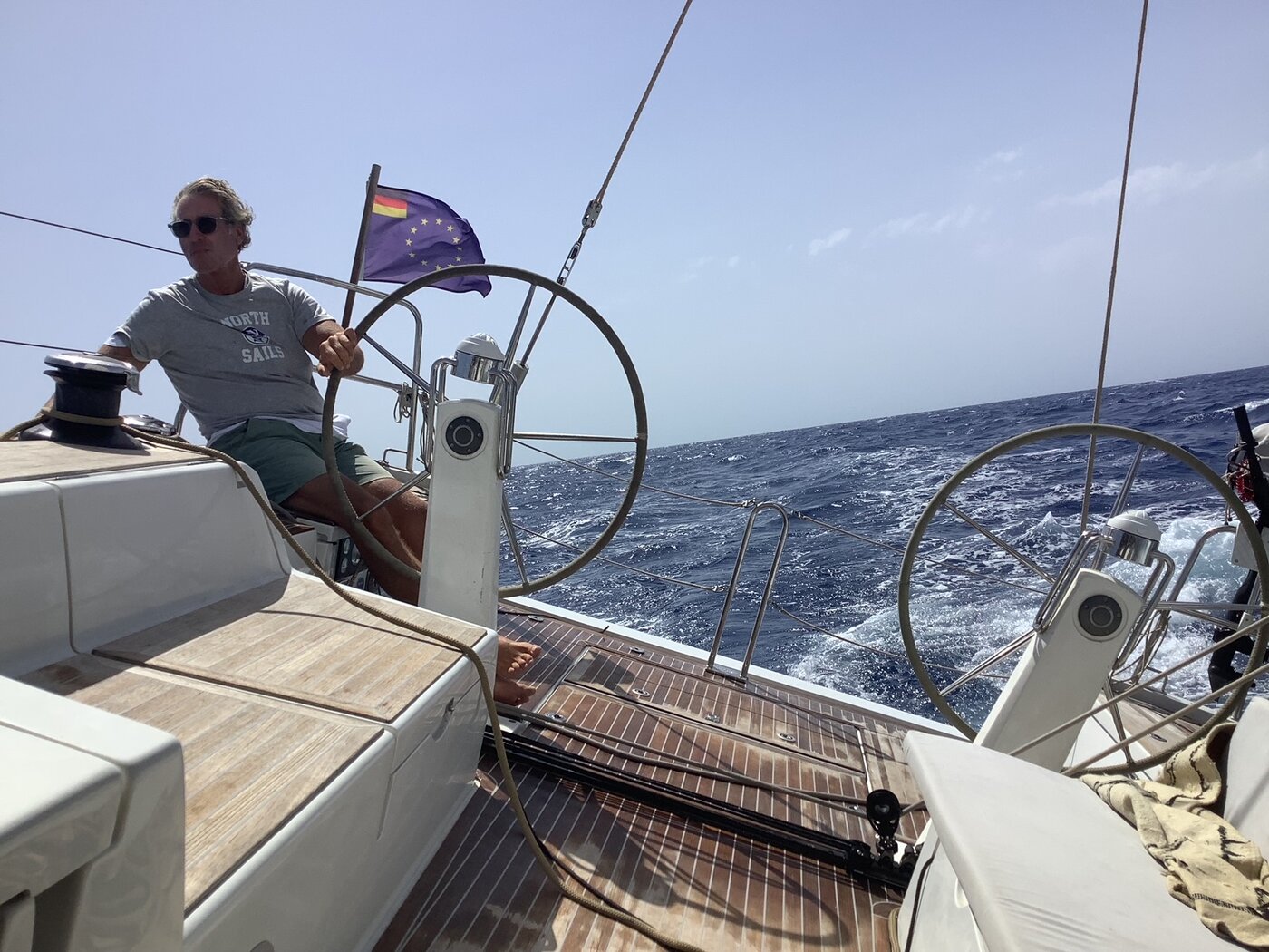 Andreas Steinrücke am Steuer einer Segelyacht